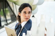 Arda Turan (Yasemin Cetinkaya) sucht nach Hinweisen. Arda Turan (Yasemin Cetinkaya) sucht nach Hinweisen.