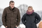 NDR Fernsehen HEITER BIS TÖDLICH: MORDEN IM NORDEN , "Bauernopfer", am Donnerstag (14.05.15) um 23:55 Uhr. Finn Kiesewetter (Sven Martinek, l.) und Sandra Schwartenbeck (Marie-Luise Schramm, r.) ermitteln auf einem abgelegenen Bauernhof. Die junge Frau von Bauer Karl Bruns wurde tot auf einem Acker gefunden, erschlagen mit einem Maulschlüssel. NDR Fernsehen HEITER BIS TÖDLICH: MORDEN IM NORDEN , "Bauernopfer", am Donnerstag (14.05.15) um 23:55 Uhr. Finn Kiesewetter (Sven Martinek, l.) und Sandra Schwartenbeck (Marie-Luise Schramm, r.) ermitteln auf einem abgelegenen Bauernhof. Die junge Frau von Bauer Karl Bruns wurde tot auf einem Acker gefunden, erschlagen mit einem Maulschlüssel.