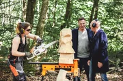 Carverin Svea beim ersten Arbeitschritt: dem Blocking. Mit der Motorsäge wird der Holzstamm großflächig vorbereitet und eine Grundform gesägt. Carverin Svea beim ersten Arbeitschritt: dem Blocking. Mit der Motorsäge wird der Holzstamm großflächig vorbereitet und eine Grundform gesägt.