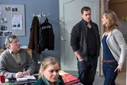 ARD HEITER BIS TÖDLICH - MORDEN IM NORDEN, II. Staffel der Krimiserie am Vorabend mit 16 neuen Folgen, Folge 26 "Ein Fall mit Überlänge" am Dienstag (04.06.13) um 18.50 Uhr im Ersten. Elke Rasmussens Umzug zu Finn ist beschlossenen Sache und das bestimmende Thema unter den Kollegen im Revier. V.l.n.r. Schröter (Veit Stübner), Sandra Schwartenbeck (Marie-Luise Schramm), Finn (Sven Martinek), Elke (Tessa Mittelstaedt). ARD HEITER BIS TÖDLICH - MORDEN IM NORDEN, II. Staffel der Krimiserie am Vorabend mit 16 neuen Folgen, Folge 26 "Ein Fall mit Überlänge" am Dienstag (04.06.13) um 18.50 Uhr im Ersten. Elke Rasmussens Umzug zu Finn ist beschlossenen Sache und das bestimmende Thema unter den Kollegen im Revier. V.l.n.r. Schröter (Veit Stübner), Sandra Schwartenbeck (Marie-Luise Schramm), Finn (Sven Martinek), Elke (Tessa Mittelstaedt).