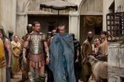 Will sich auf Spartacus' (Andy Whitfield, vorne l.) Namen ein Imperium aus Blut und Ruhm schaffen: Batiatus (John Hannah, vorne r.) ...