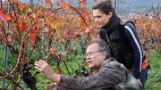 Die talentierte Winzerin Anne (Henriette Richter-Röhl, re.) will in die Fußstapfen ihres Vaters Albert (Hartmut Volle, li.) treten.; MDR FERNSEHEN WEINGUT WADER, "Die Erbschaft", am Dienstag (08.10.24) um 12:30 Uhr. Die talentierte Winzerin Anne (Henriette Richter-Röhl, re.) will in die Fußstapfen ihres Vaters Albert (Hartmut Volle, li.) treten. © MDR/ARD Degeto/Johannes Krieg, honorarfrei - Verwendung gemäß der AGB im engen inhaltlichen, redaktionellen Zusammenhang mit genannter MDR-Sendung bei Nennung "Bild: MDR/ARD Degeto/Johannes Krieg" (S2+). MDR/HA Kommunikation, 04360 Leipzig, Tel: (0341) 300 6477 oder - 6463 Die talentierte Winzerin Anne (Henriette Richter-Röhl, re.) will in die Fußstapfen ihres Vaters Albert (Hartmut Volle, li.) treten.; MDR FERNSEHEN WEINGUT WADER, "Die Erbschaft", am Dienstag (08.10.24) um 12:30 Uhr. Die talentierte Winzerin Anne (Henriette Richter-Röhl, re.) will in die Fußstapfen ihres Vaters Albert (Hartmut Volle, li.) treten. © MDR/ARD Degeto/Johannes Krieg, honorarfrei - Verwendung gemäß der AGB im engen inhaltlichen, redaktionellen Zusammenhang mit genannter MDR-Sendung bei Nennung "Bild: MDR/ARD Degeto/Johannes Krieg" (S2+). MDR/HA Kommunikation, 04360 Leipzig, Tel: (0341) 300 6477 oder - 6463
