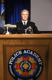 H&auml;lt die Police Acadamy-Truppe zusammen: Kommandant Lassard (George Gaynes) ...