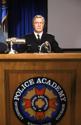 H&auml;lt die Police Acadamy-Truppe zusammen: Kommandant Lassard (George Gaynes) ...