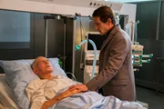 Radek (Hans-Werner Meyer, r.) wurde ins Krankenhaus zu seinem Vater (Hans Peter Hallwachs, l.) gerufen, der im Sterben liegt. Radek (Hans-Werner Meyer, r.) wurde ins Krankenhaus zu seinem Vater (Hans Peter Hallwachs, l.) gerufen, der im Sterben liegt.