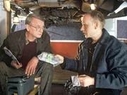 Kain (Bernd Michael Lade, r.) hatte den richtigen Riecher: Er findet das Geldversteck vor Kriminaltechniker Walter (Walter Nickel).