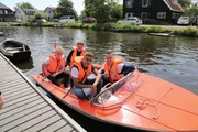 (v.l.:) Mark, Jeppe, Luke und Alex im WG-Motorboot vor ihrem Hausboot, startklar für die Einkaufsfahrt zum Supermarkt. (v.l.:) Mark, Jeppe, Luke und Alex im WG-Motorboot vor ihrem Hausboot, startklar für die Einkaufsfahrt zum Supermarkt.