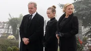Das Ende der Feindschaft? Bruno (Jürgen Heinrich) mit Ehefrau Christel (Judith von Radetzky, re.) und Tochter Jannika (Kyra Sophia Kahre) am Grab seines verhassten Bruders. Das Ende der Feindschaft? Bruno (Jürgen Heinrich) mit Ehefrau Christel (Judith von Radetzky, re.) und Tochter Jannika (Kyra Sophia Kahre) am Grab seines verhassten Bruders.