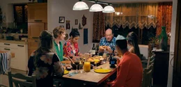Die lebhaften Schabbat-Abendessen von Shiras (Moran Rosenblatt, 3.v.l.) Familie sind f&uuml;r Maria (Luise Wolfram, 2.v.l.) nicht unanstrengend, vor allem wenn Shiras Vater Ron (John Carroll Lynch) &uuml;ber ihre Konversion zum Judentum redet ...