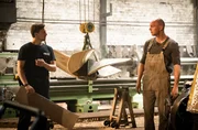 Mark (Timmi Trinks, l.) ist wegen des Motorschadens bei Dammers (Gareth Charles, r.) und entdeckt die neue Fräsmaschine. Mark (Timmi Trinks, l.) ist wegen des Motorschadens bei Dammers (Gareth Charles, r.) und entdeckt die neue Fräsmaschine.