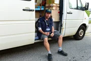 Volker Feldmann (Bjarne M&auml;del) macht Pause an seinem Transporter.