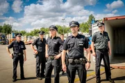 Gro&szlig;einsatz auf dem Firmengel&auml;nde der ECOnstant Recycling GmbH. Melanie (Sanna Englund, M.), Mattes (Matthias Schloo, 2.v.r.) und die Kollegen hoffen, bei der Durchsuchung Jasmin, Ephraim und Joseph Mensah zu finden.