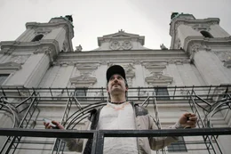 Michael Ostrowski auf der Suche nach dem Jedermann. Hier am Domplatz in Salzburg.