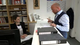 Elektromeister Markus Henseler (r.) mit Mitarbeiterin