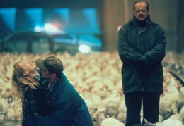Das geht sogar hartgesottenen Detectives wie Jerry Black (Jack Nicholson, r.) an die Nieren. Er muss Margaret (Patricia Clarkson, l.) und Duane Larsen (Michael O'Keefe, M.) den Tod ihrer Tochter mitteilen.