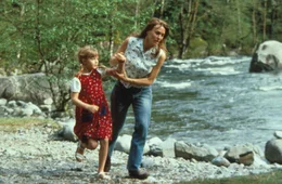 Ihr Leben ist in Gefahr. Lori (Robin Wright, r.) versucht verzweifelt, sich und ihre Tochter Chrissy (Pauline Roberts, l.) vor dem M&ouml;rder in Sicherheit zu bringen.