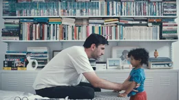 Joseph (Fabian Stumm, li.) k&uuml;mmert sich um seinen Sohn Pino (Justus Meyer). (Lizenzzeiten bis 30.09.2026)