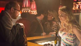 Dr. Magnus Sorel (Axel Milberg, links) st&uuml;rzt in einem Nachtclub mit der attraktiven Bardame Pepita (Andressja Piovani, rechts) ab.