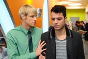 Was ist zwischen  Virgin (Chris Gebert, l.) und Maik (Sebastian K&ouml;nig, r.) los?