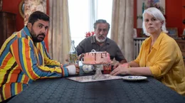 Thibault (Victor Artus Solaro, li.) und seine Eltern Salim (Karim Belkhadra) und Genevi&egrave;ve (Catherine Hosmalin, re.) werden in den Wahnsinn getrieben.
