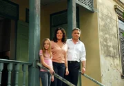Sabine (Christine Neubauer), Christof (Bernhard Schir) und ihre Tochter Emma (Hanna Heile) nehmen ihr neues Haus in Augenschein.