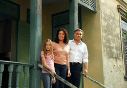 Sabine (Christine Neubauer), Christof (Bernhard Schir) und ihre Tochter Emma (Hanna Heile) nehmen ihr neues Haus in Augenschein.