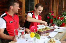 Skilehrer Hannes und Lukas essen Breznsuppe am Eggenhof