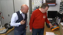 Elektromeister Markus Henseler (l.) mit einem Mitarbeiter