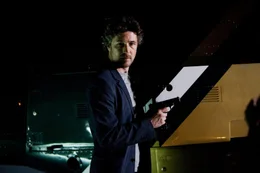 Gangsterboss Miles Jackson (Aidan Gillen) spielt ein grausames Spiel mit Detective Danny Fischer..Gangsterboss Miles Jackson (Aidan Gillen) spielt ein grausames Spiel mit Detective Danny Fischer..
