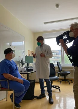 Heftige Hitzewellen, neue Krankheitserreger und aggressive Allergene in der Luft: Die Folgen der Klimakrise machen uns krank. Was jetzt noch hilft: sich anzupassen - und zwar schnell. - Mitarbeitende einer Intensivstation der Charit&eacute; werden f&uuml;r den Hitzeschutz am Arbeitsplatz mit einem Stirnband ausgestattet, mit dem die Temperatur im Kopf gemessen wird.