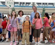 (v.l.n.r.) Sue (Eden Sher); Axl (Charlie McDermott); Brick (Atticus Shaffer); Mike (Neil Flynn); Frankie (Patricia Heaton) (v.l.n.r.) Sue (Eden Sher); Axl (Charlie McDermott); Brick (Atticus Shaffer); Mike (Neil Flynn); Frankie (Patricia Heaton)
