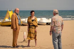 Fritzi (Miriam Maertens, Mitte) versucht den Streit zwischen ihrem Vater Helmut (Karl Fischer, li.) und Edgar (Bernhard Sch&uuml;tz) zu schlichten.