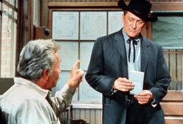 U.S. Marshal Matt Morgan (Kirk Douglas, r.) schw&ouml;rt, den jungen M&ouml;rder seiner Frau vor Gericht zu bringen, doch dessen Vater ist der Rinderbaron Craig Belden, ein langj&auml;hriger Freund Morgans.