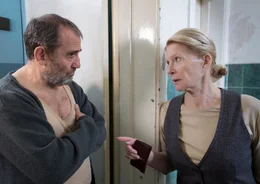 Maria (Christiane H&ouml;rbiger) versucht, Beros Gro&szlig;vater (Albert Kitzl) von Beros Talent zu &uuml;berzeugen.
