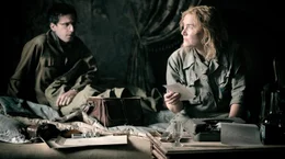 Ein Gedicht fliegt durchs Fenster: Das Kriegsfotografenduo Davy Scherman (Andy Samberg, li.) und Lee Miller (Kate Winslet, re.) in der Hoffnung auf Freiheit.