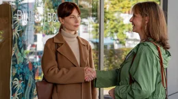 Die Therapeutin Dr. K&ouml;gelmann (Nora Waldst&auml;tten, li.) ist stolz auf ihre Patientin Amelie (Julia J&auml;ger, re.).