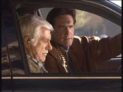 Dank einer Wanze hören Mark (Dick Van Dyke, l.) und Steve (Mark Van Dyke, r.) alles mit, so dass Elliot überführt werden kann. Dank einer Wanze hören Mark (Dick Van Dyke, l.) und Steve (Mark Van Dyke, r.) alles mit, so dass Elliot überführt werden kann.