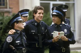 Der Bundesstaat, in dem sich die Police Academy befindet, hat derzeit zwei Polizeischulen. Doch eine soll geschlossen werden und die Leistungen von Sergeant Mahoney (Steve Guttenberg, M.) und den Kadetten stehen auf dem Pr&uuml;fstand...