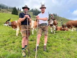 v.li.: Landwirt Alex Moser und Almerer Lukas Moser beim Almabtrieb