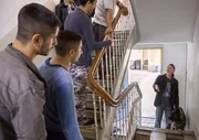 Der Mieter Mark Brodersen (Hans-Uwe Bauer) macht die Roma-Familie f&uuml;r die Sch&auml;den im Haus verwantwortlich.