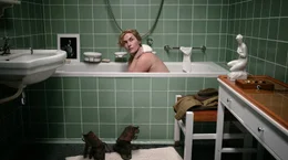 Die Fotografin Lee Miller (Kate Winslet) in der Badewanne des F&uuml;hrers.