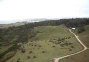 Westlich von R&uuml;gen inmitten der Ostsee liegt eine kleine Insel Hiddensee. Entdecken darf man sie nur zu Fu&szlig;, langsam und behutsam. &Uuml;ber Jahrhunderte wurde sie von Fischern und deren Familien bewohnt.