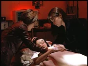 Phoebe (Alyssa Milano, l.) und Piper (Holly Marie Combs, r.) machen sich große Sorgen um Prue (Shannen Doherty, M.) ... Phoebe (Alyssa Milano, l.) und Piper (Holly Marie Combs, r.) machen sich große Sorgen um Prue (Shannen Doherty, M.) ...
