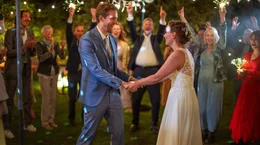 Fest der Liebe: Romy (Mathilde Bundschuh, li.) und Laurenz (Julian Bloedorn, re.) heiraten auf ihre eigene Art.