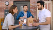 Larissa (Ilka Mahrholz) ist von Baris' (Metehan Demiröz) Flirt-Spielchen genervt. In der Mitte Easy (Lars Steinhöfel). Larissa (Ilka Mahrholz) ist von Baris' (Metehan Demiröz) Flirt-Spielchen genervt. In der Mitte Easy (Lars Steinhöfel).