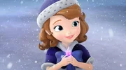 "Disneys Sofia die Erste", "Frohes Fest mit König Roland." Wegen eines Schneesturms kann König Roland nicht rechtzeitig für die Feiertage nach Hause kommen. Also führt Sofia die ganze Familie bei einer Expedition an, um König Roland zu finden. Dabei zeigt sie Amber, dass es viel wichtiger ist, die Feiertage mit allen seinen Lieben zu verbringen als tolle Geschenke zu bekommen. "Disneys Sofia die Erste", "Frohes Fest mit König Roland." Wegen eines Schneesturms kann König Roland nicht rechtzeitig für die Feiertage nach Hause kommen. Also führt Sofia die ganze Familie bei einer Expedition an, um König Roland zu finden. Dabei zeigt sie Amber, dass es viel wichtiger ist, die Feiertage mit allen seinen Lieben zu verbringen als tolle Geschenke zu bekommen.