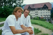 Dr. Udo Brinkmann (Sascha Hehn) macht sich große Sorgen um Claudia und findet Trost bei seinem Vater (Klausjürgen Wussow). Dr. Udo Brinkmann (Sascha Hehn) macht sich große Sorgen um Claudia und findet Trost bei seinem Vater (Klausjürgen Wussow).