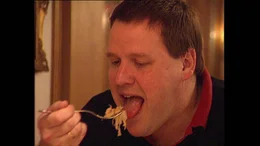 1995: Schroth-Kur in Oberstaufen. Karges Essen dominiert den Alltag. Im Bild: der Verzehr von warmem Sauerkraut ohne Zugabe kostet &Uuml;berwindung.