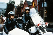 Captain Thaddeus Harris (G.W. Bailey, li.) und Lois Feldman (Billie Bird) im Einsatz. Lois ist zweifelsohne die betagteste Teilnehmerin von BGP, aber fest entschlossen, dem verbrecherischen Treiben ein Ende zu setzen.  +++ Die Verwendung des sendungsbezogenen Materials ist nur mit dem Hinweis und Verlinkung auf RTL+ gestattet. +++