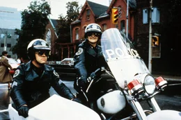 Captain Thaddeus Harris (G.W. Bailey, li.) und Lois Feldman (Billie Bird) im Einsatz. Lois ist zweifelsohne die betagteste Teilnehmerin von BGP, aber fest entschlossen, dem verbrecherischen Treiben ein Ende zu setzen.  +++ Die Verwendung des sendungsbezogenen Materials ist nur mit dem Hinweis und Verlinkung auf RTL+ gestattet. +++